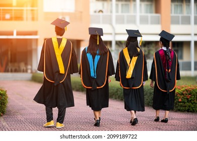 Absolventen mit schwarzen Hüten mit Hochschulabschlüssen, Concept education gratulation. Graduation Zeremonie , gratulierte den Absolventen der Universität.