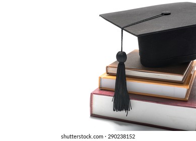 Graduierungskappe und Buch einzeln auf weißem Hintergrund