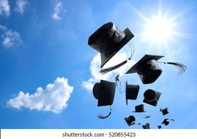 Graduationszeremonie, Graduationskarten, die in der Luft mit abstraktem blauen Himmel aufgetaucht sind.