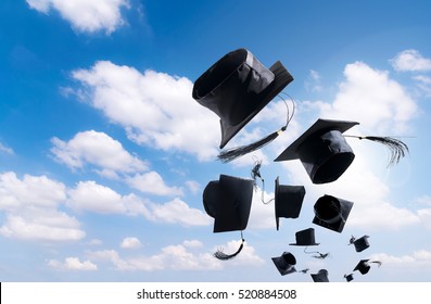 Graduationszeremonie, Graduationskarten, die in der Luft mit bläulich abstraktem Hintergrund gegraben werden.