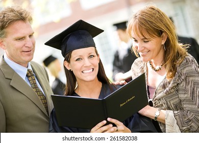 Graduation: Proud Family with Graduate Daughter