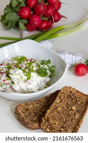 Grain cottage cheese, snacks of granular cottage cheese, young onion and radish, protein, healthy diet