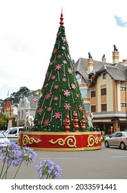 Gramado, Rio Grande Do Sul, Brazil - December 2018: Decorated Christmas Tree In The Center Of Gramado City Avenue, In Order To Promote Natal Luz Festival, Southern Brazil.