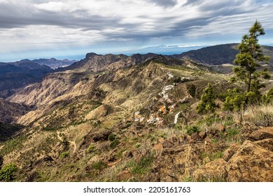 Gran Canaria Hiking Route Cruz De Tejeda To Artenara, View Into Caldera De Tejeda, Gran Canaria, Canary Islands, Spain