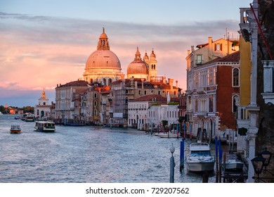 Der Canale Grande und die Basilika Santa Maria della Salute in Venedig bei Sonnenuntergang
