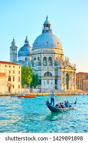 El Gran Canal y la iglesia de Santa Maria della Salute en Venecia, Italia