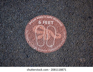 Grand Canyon National Park, Arizona, USA - November 22, 2021: Red Marker On The Ground Reminding Visitors To Engage In Social Distancing While Waiting For The Bus Comparing Six Feet To A Rattle Snake