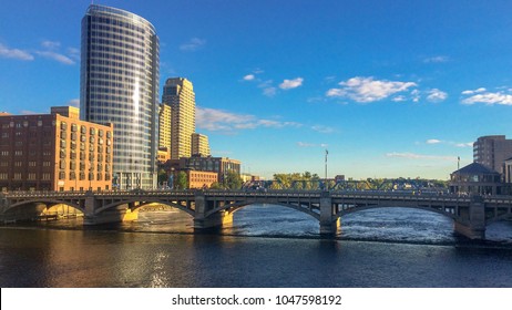 Grand Rapids, MI—Sept 30, 2015 Water Flows Over Dam And Under Bridge At Grand Rapids Riverfront On Clear Fall Day.  Grand Rapids Is The Second Largest City In The State Of Michigan