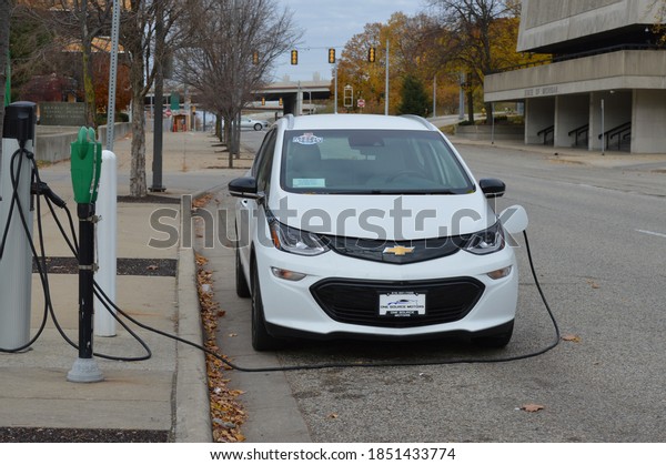 Grand Rapids, MI/ USA- November 8,\
2020: A electric car fueling up in downtown Grand\
Rapids