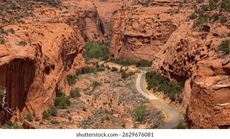 Monumento nacional escalera-escalera en el parque nacional del arrecife del Capitolio en Utah, Estados Unidos