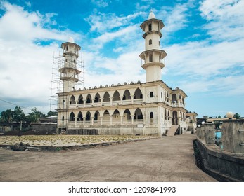 Grande Moquée D'Iconi, Grand Comoros - September 22th 2018: View From Street To Mosque.