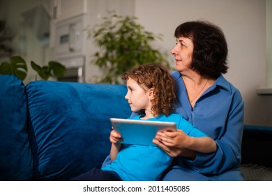 Grandma Discovers Means Of Online Communication Together With Her Granddaughter