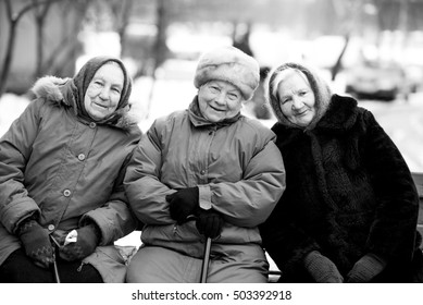 Grandmothers Girlfriend.black And White Photo, Grandmothers On The Bench, Old Age, Girlfriends, Three Grandmothers, Sit-togethers, Good Together, Winter On The Bench, Winter Has Come, It's Cold