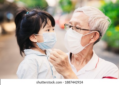 Grandpa Spoke With Her Grandchild To Understand How To Wear A Face Mask To Help Prevent The Spread Of Coronavirus And PM2.5. Her Niece Wears A Medical Mask And Goes On A New Normal Of Life.