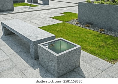 Banco de granito en el bulevar de la ciudad. Banco de granito a prueba de vandalismo y con estilo y papelera en la plaza de la ciudad. Urbana diseño moderno