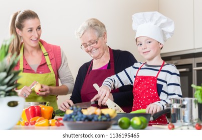 44,029 Mom cooking with children Images, Stock Photos & Vectors ...