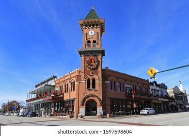 GRAPEVINE, CHRISTMAS CAPITOL OF TEXAS, DEC 24, 2019: Unique Shopping Experience Of Main Street In Historic Downtown Grapevine; Holiday Decorations And Christmas Lights And Charming Local Gift Stores.