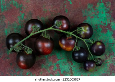 Grappe de Tomates Yoom sur une vieille planche Marron et vert - Shutterstock ID 2231005827