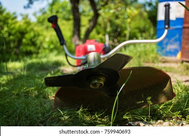 Grass cutter / brush cutter for trimming overgrown grass