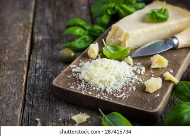 fromage parmesan râpé sur planche à découper en bois, mise au point sélective