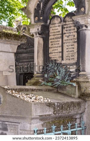Grave at the Pere Lachaise cemetery in Paris. Inscription in French and Hebrew: 