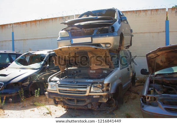  A
graveyard of cars, broken cars sell on spare
parts.