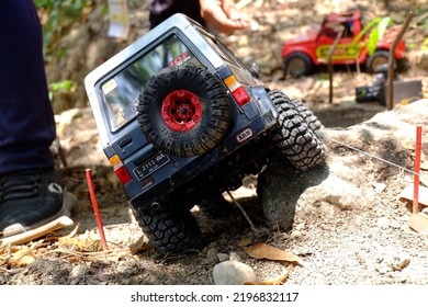 Gray 1:10 Scale Rc Adventure Trying To Get Through Rock Obstacles Using Winch (gresik, 28 August 2022)