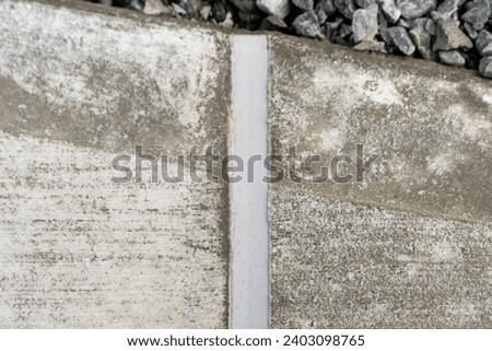 Gray joints in concrete before hardening