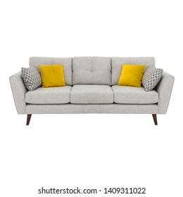Серый льняной диван-кровать со средней спинкой, изолированный на белом. Мягкий Loveseat с подлокотниками и подушкой сиденья, вид спереди. Три 3-местных дивана с четырьмя желтыми подушками Scatter