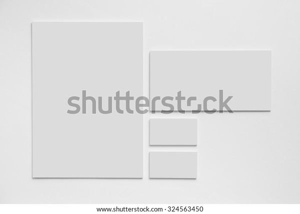 灰色簡單的文具模板在白色背景上 信封 名片和a4 紙 庫存照片 立刻編輯