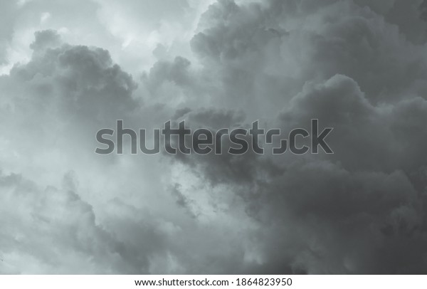 灰色と白のふわふわした雲 曇り空 悲しい 死ぬ 絶望的 絶望的なコンセプトのための白とグレイのテクスチャ背景 むっつりした空 雲景 暗いドラマチックな空 の写真素材 今すぐ編集
