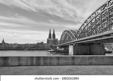A grayscale shot of the beautiful Hohenzollern Bridge over the Rhine river