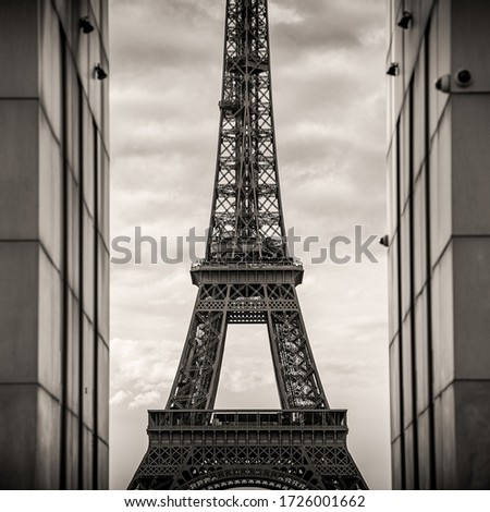 A grayscale shot of an Eiffel Tower in Paris, France