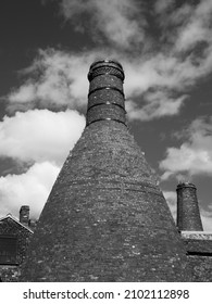 A Grayscale Shot Of The Gladstone Pottery Museum In Stoke-on-Trent, England