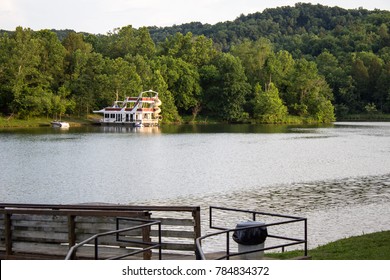 Grayson, Kentucky, USA - June 12, 2015: Luxurious Houseboat Complete With Waterslide On Grayson Lake In The Appalachian Mountains Of Kentucky. 

