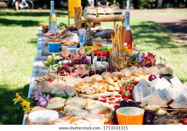 Grazing table in the\
park