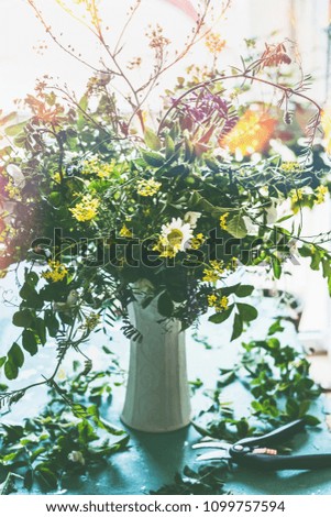 Foto Bild Wildblumenstrauß auf dem Tisch am Fenster