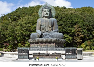 Great Unification Buddha Tongil Daebul of Sinheungsa buddhist temple, Seoraksan, Sokcho, Gangwon Province, Korea. Inscription: 福田 