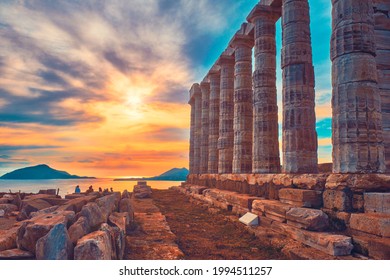 ギリシャ・スーニオ岬。日没にギリシアの海の神ポセイドンの古い神殿の遺跡。日没に寺跡を撮影。ギリシャ、サウニオン、アティカの観光名所
