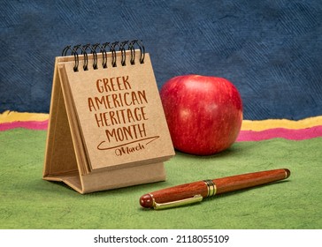 Mes del patrimonio griego-americano, marzo - escritura a mano en un pequeño calendario de escritorio contra el paisaje abstracto del papel, recordatorio de un acontecimiento cultural e histórico