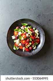 Salade grecque avec concombre, olives de Kalamata, Fromage Feta, tomates de cerises juteuses et basilic frais. De la nourriture maison. Concept pour un repas végétarien savoureux et sain. Vue de dessus. Copier l'espace.