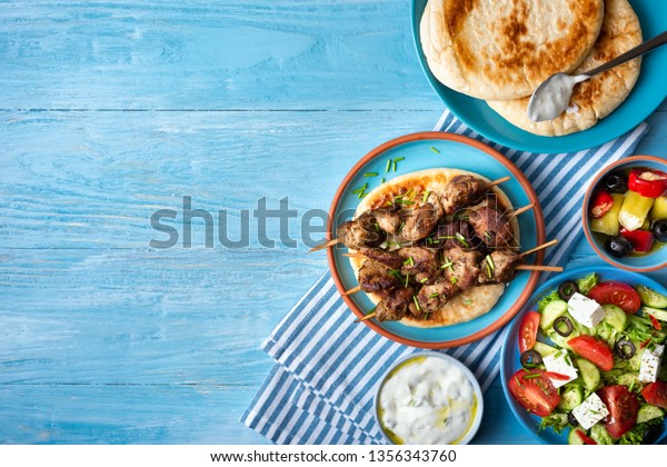 Griechischer Souvlaki mit Pita-Brot, Ttzatziki-Sauce und Stockfoto ...