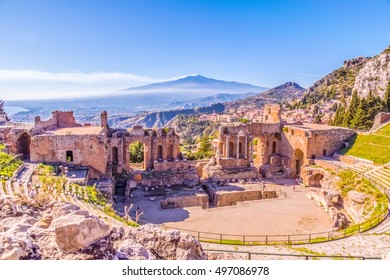 Griechisches Theater Taormina und rauchender Vulkan Ätna hinter In brennender Sonne, Sizilien, Italien