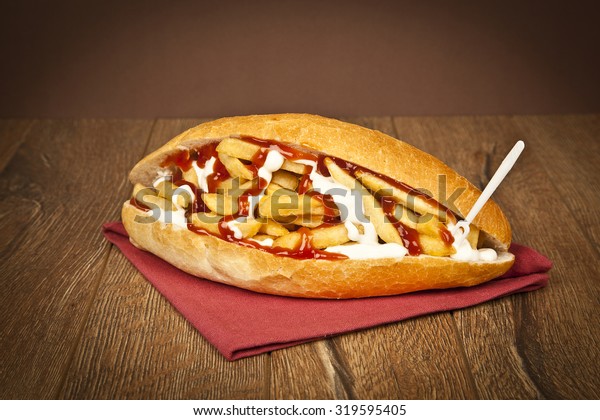 Griechisches und türkisches Gyros gefülltes Sandwich Stockfoto ...