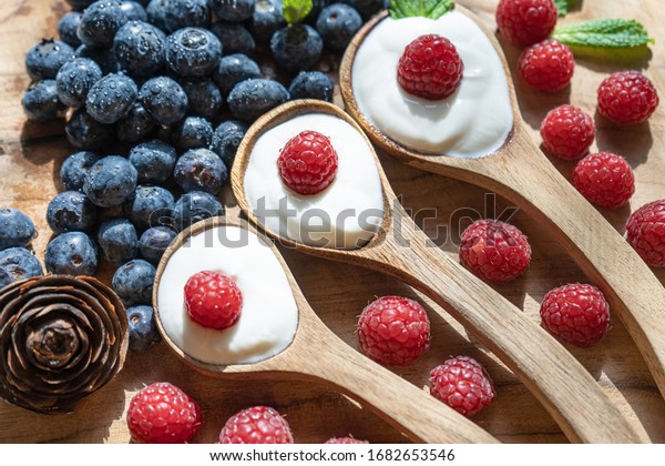 Suivons l'Étoile des Mages - Page 3 Greek-yogurt-bowl-spoonshealthy-breakfast-600w-1682653546