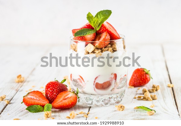 Greek\
yogurt with fresh strawberry and granola.\
Parfait.