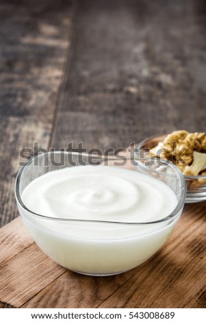 Griechischer Joghurt auf Holztisch