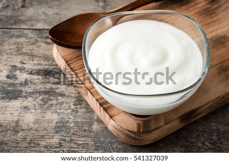 Griechischer Joghurt auf Holztisch