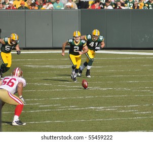 GREEN BAY, WI - NOVEMBER 22 : Green Bay Packers Kicker Mason Crosby Prepares To Kick Off In A Game At Lambeau Field Against The San Francisco 49ers On November 22, 2009 In Green Bay, WI