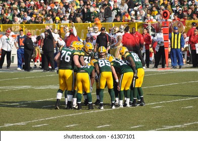 GREEN BAY, WI - NOVEMBER 22 : Green Bay Packers offense with quarterback Aaron Rodgers huddles in a game at Lambeau Field against the San Francisco 49ers on November 22, 2009 in Green Bay, WI